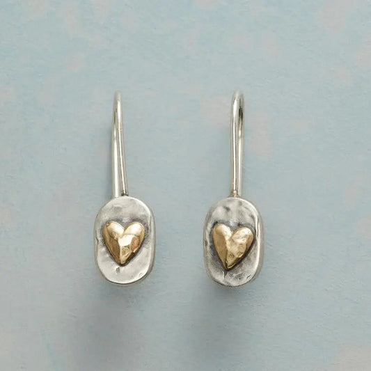 Pendientes de corazón vintage con un elegante acabado en metales preciosos