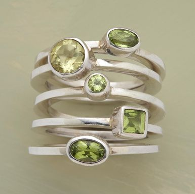 Anillo vintage de plata con piedra de cristal verde y capas