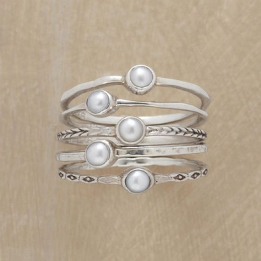 Anillo con incrustación de perlas