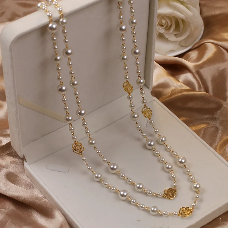 Elegante collar de perlas de doble hilera con delicados detalles de rosas