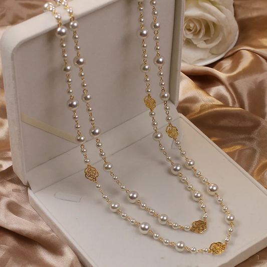 Elegante collar de perlas de doble hilera con delicados detalles de rosas
