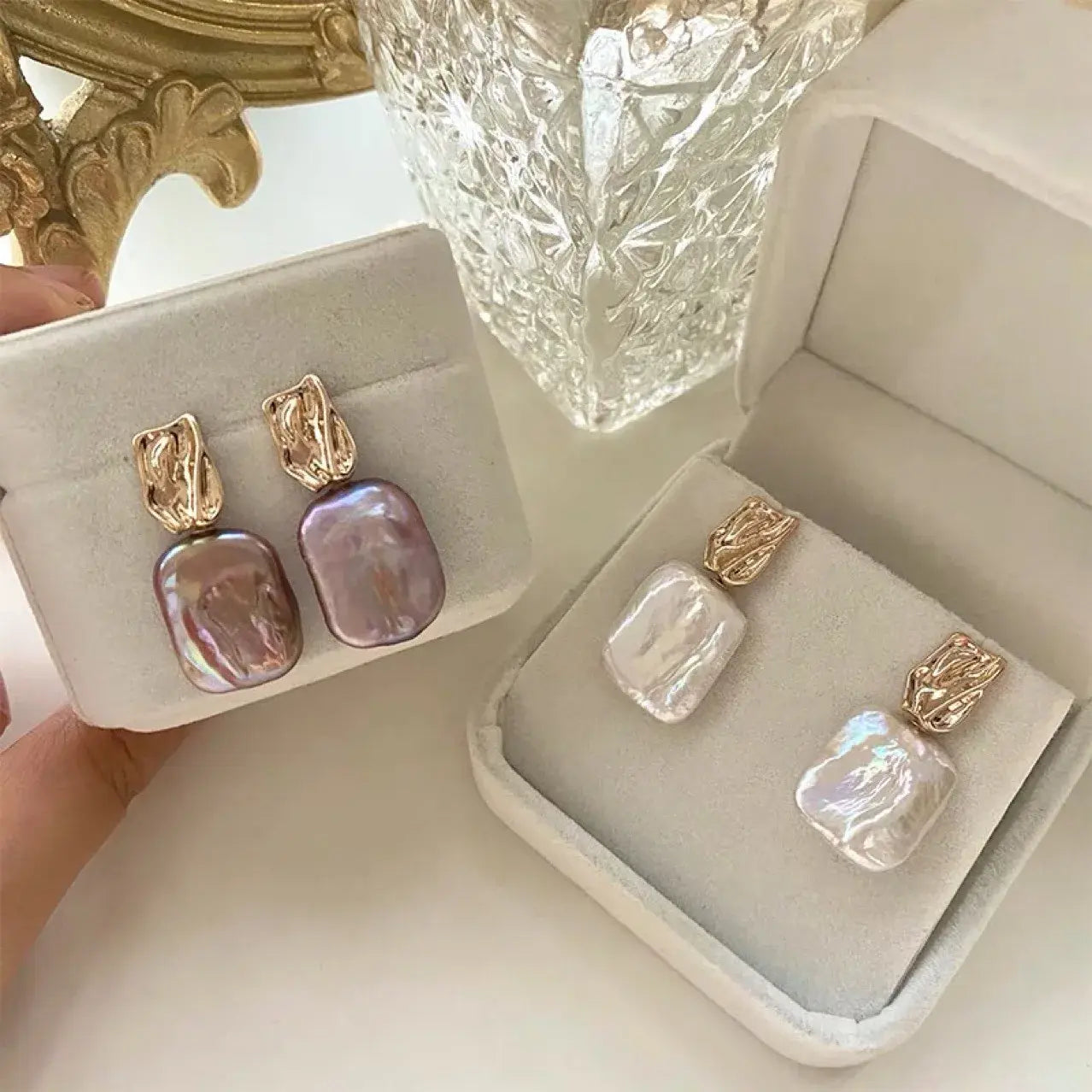 Elegantes pendientes de perlas barrocas con detalle de metal texturizado