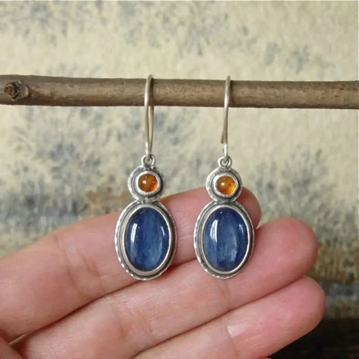 Pendientes ovalados de cianita azul con detalles en ámbar brillante