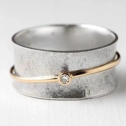 Anillo vintage con circonitas cúbicas y detalles en oro
