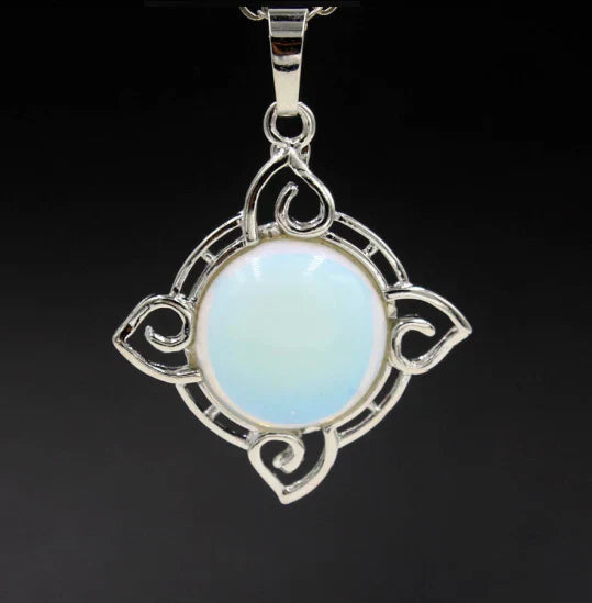Collar de piedra lunar con delicado colgante cuadrado