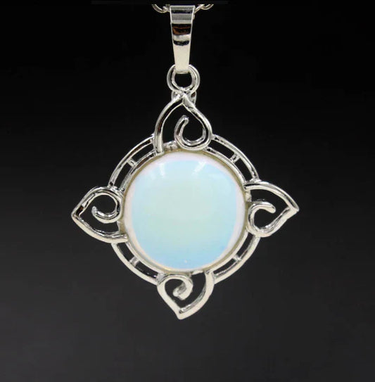 Collar de piedra lunar con delicado colgante cuadrado