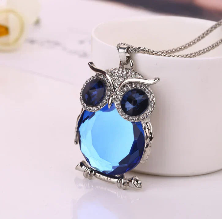 Collar de búho brillante con brillantes piedras de cristal azul y cadena