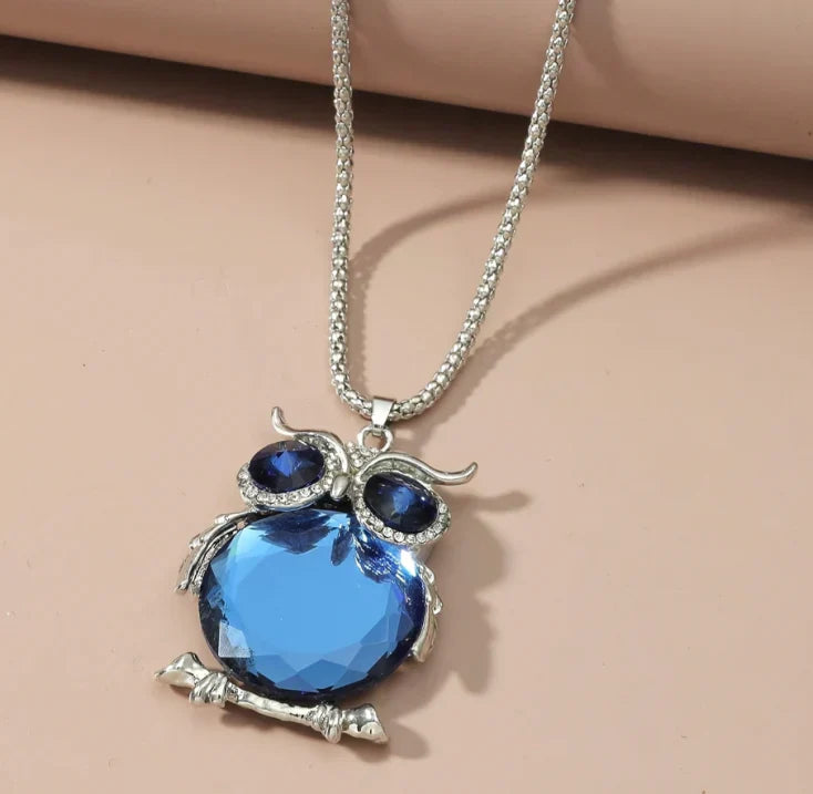 Collar de búho brillante con brillantes piedras de cristal azul y cadena