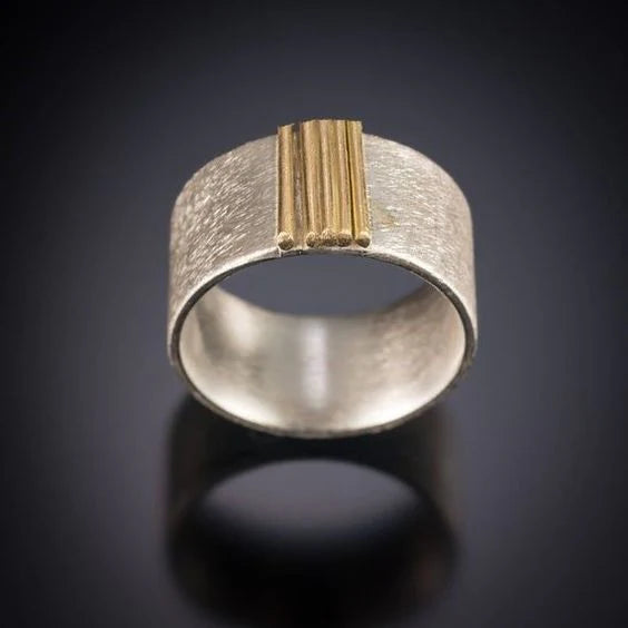 Anillo Vintage de Acero Inoxidable con Detalles Dorados