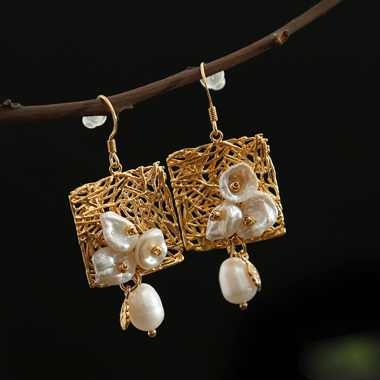 Pendientes elegantes con perlas de agua dulce y un delicado diseño vintage