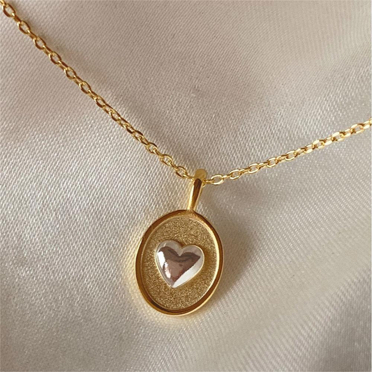 Collar con colgante de corazón vintage de dos tonos con borde ovalado