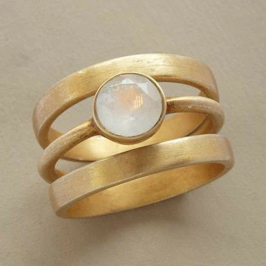 Anillo Vintage Dorado con Incrustación de Piedra de Luna