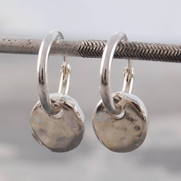 Pendientes vintage brillantes con colgantes redondos