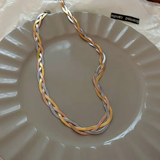 Cadena de serpiente trenzada de varias hileras con un elegante diseño tricolor