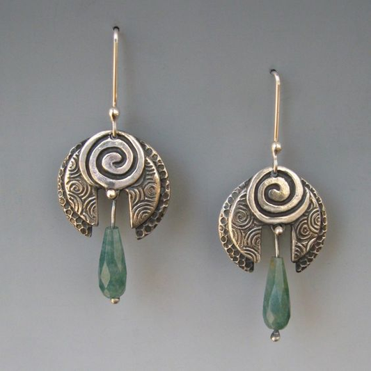 Pendientes antiguos de piedras preciosas verdes con diseño en espiral