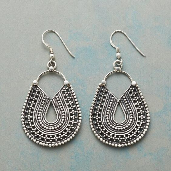Pendientes vintage delicados en forma de lágrima con diseño étnico de mandala