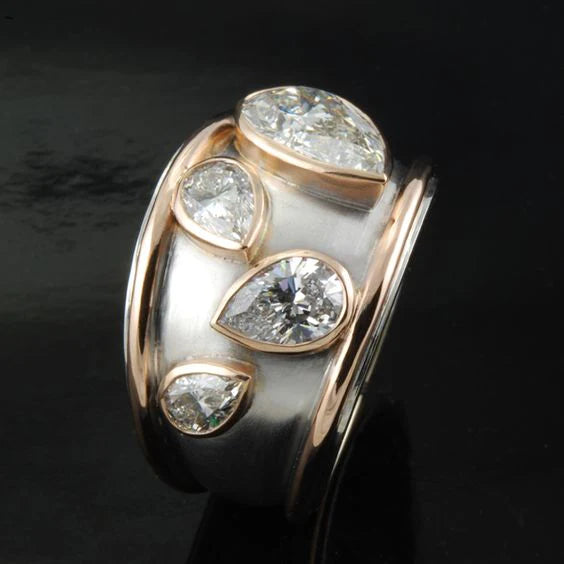 Anillo Vintage de Acero Inoxidable con Circonitas en Engaste Bisel