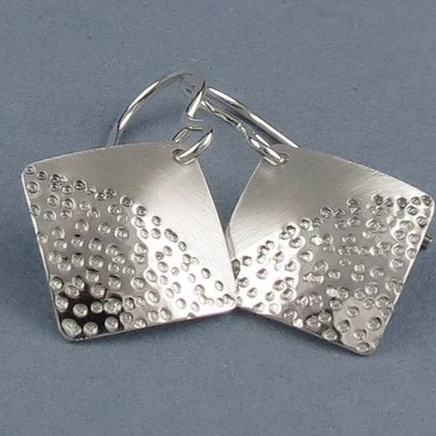 Pendientes martillados modernos con diseño cuadrado