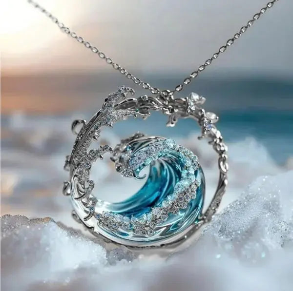 Collar de olas brillantes con cristales y charm marítimo