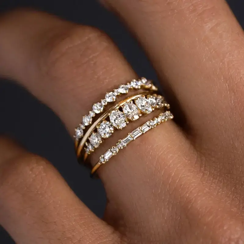 Conjunto de elegantes anillos vintage con circonitas