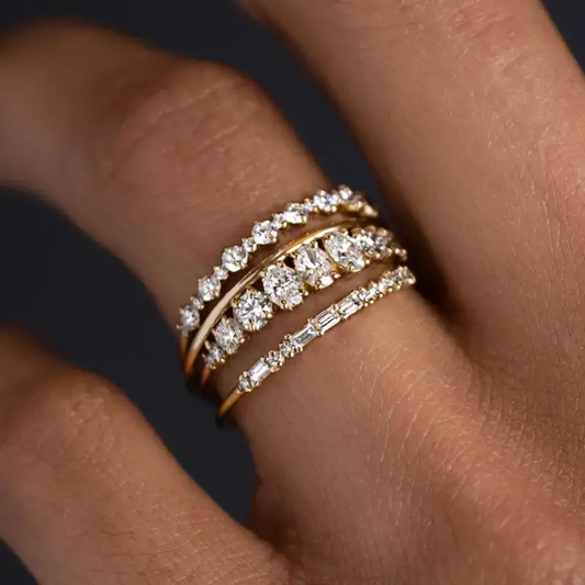 Conjunto de elegantes anillos vintage con circonitas