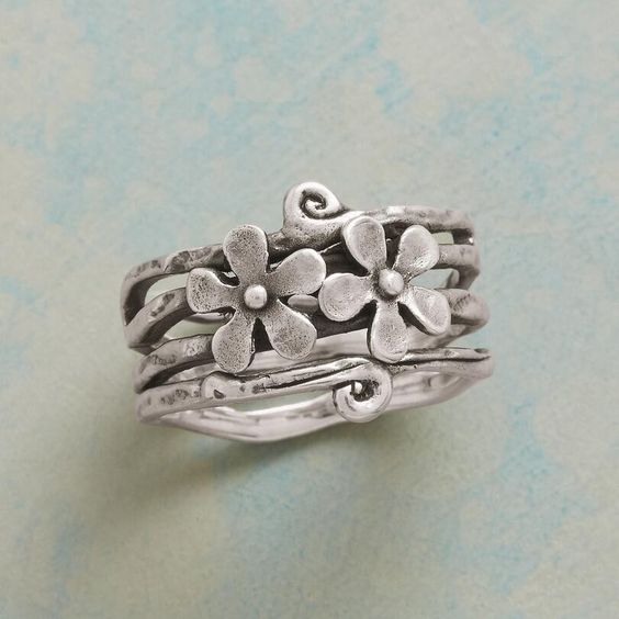 Anillo vintage de plata con flores