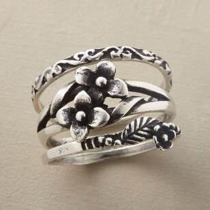 Anillo con patrón de nudos y gema