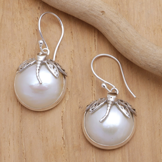 Elegantes pendientes de perlas de agua dulce con detalles de libélulas