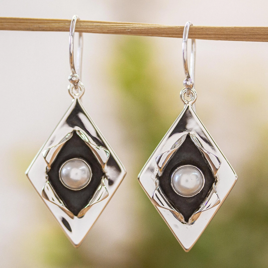 Elegantes pendientes de perlas estilo vintage con diseño de rombos