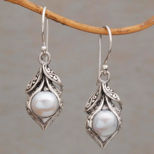 Pendientes de perlas elegantes con diseño de hojas de inspiración vintage