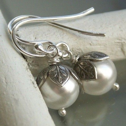 Pendientes de perlas vintage elegantes con tapas de hojas artísticas