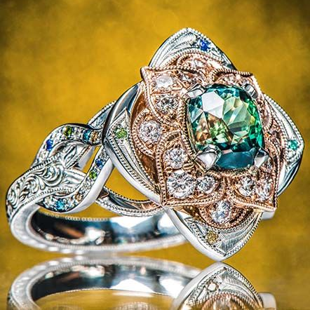 Anillo con piedra central de cristal