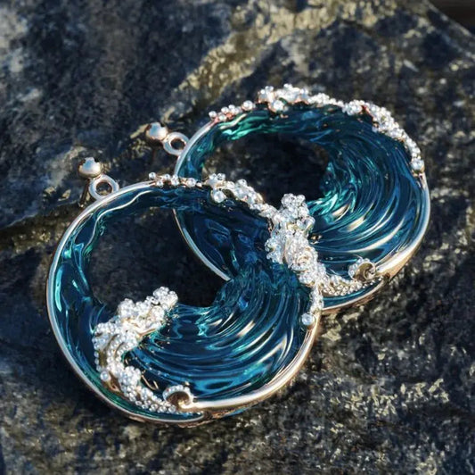 Pendientes de olas azul marino con detalles de spray brillante