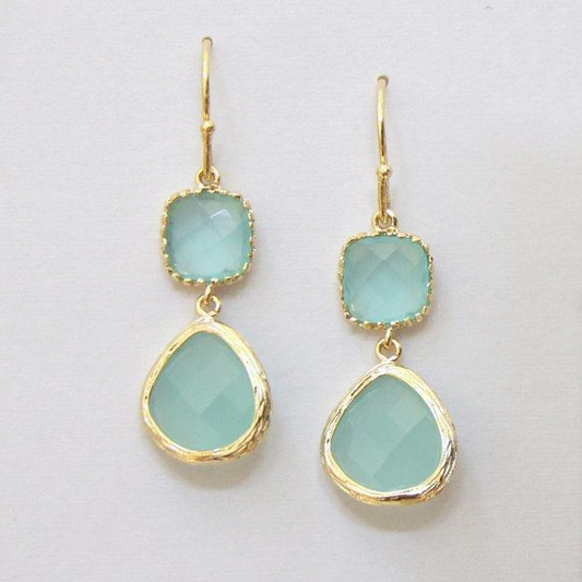 Delicados pendientes de cuarzo azul turquesa con gotas y cuadrados