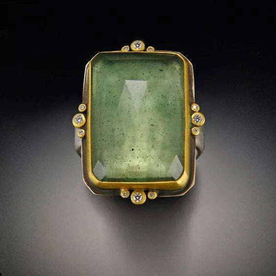 Anillo vintage con circonitas e incrustaciones