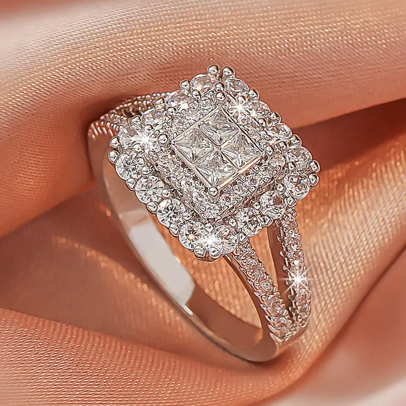 Anillo de plata brillante con cubos