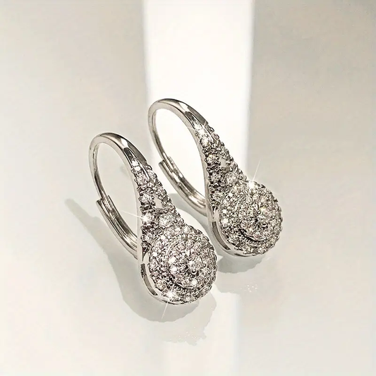 Pendientes colgantes con circonitas brillantes para looks glamurosos