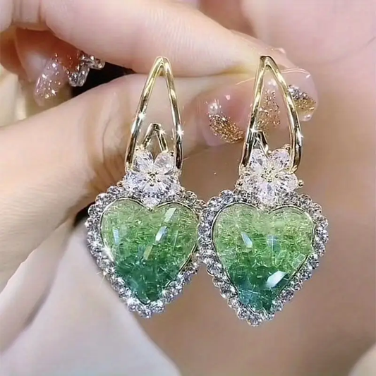 Pendientes de corazón brillantes con circonitas verdes y delicadas flores