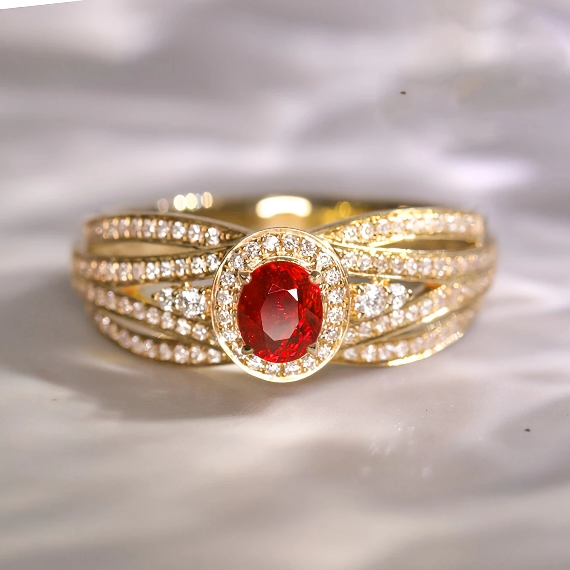 Anillo de oro en capas con brillo rojo