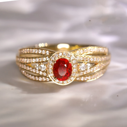Anillo de oro en capas con brillo rojo