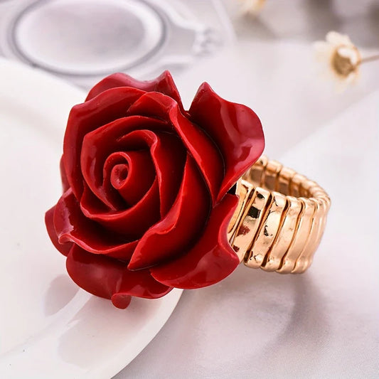 Anillo de Rosa Roja con Banda Dorada