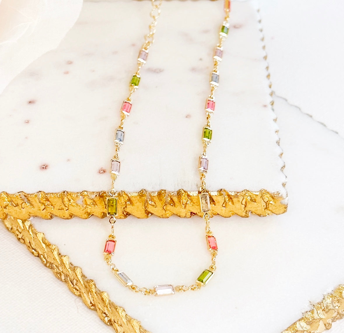 Delicado Collar con Circonitas de Colores