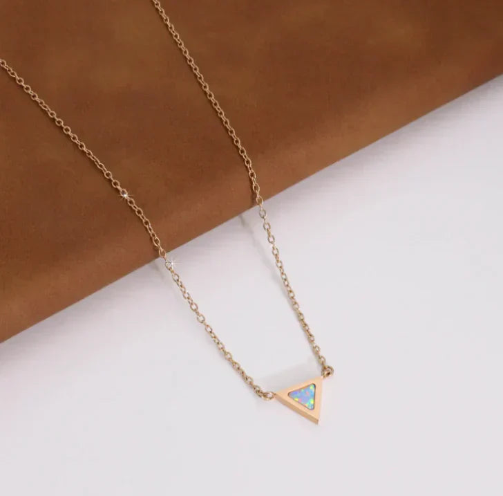 Delicado collar triangular de ópalo con piedra brillante para un estilo minimalista