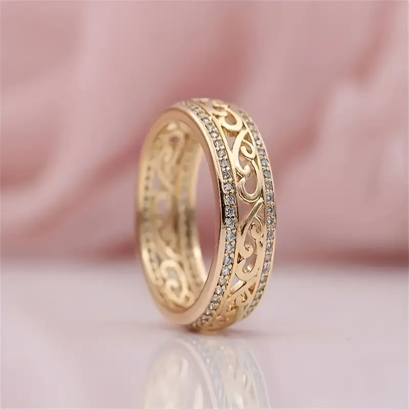 Anillo calado con brillo dorado