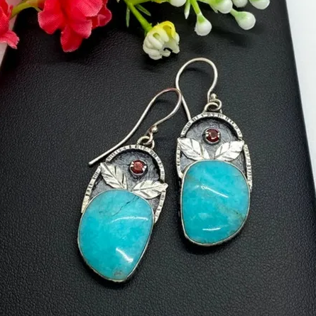 Pendientes vintage con piedra turquesa, hojas y detalles
