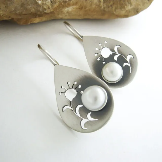Delicados pendientes de perlas con diseño floral recortado