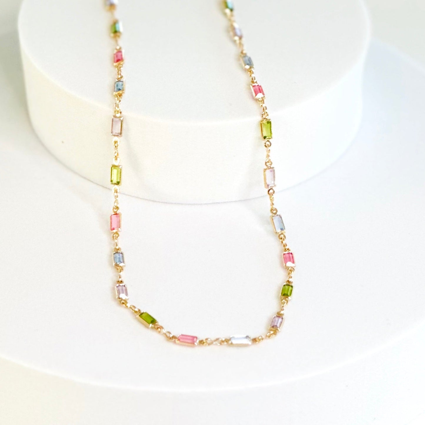Delicado Collar con Circonitas de Colores