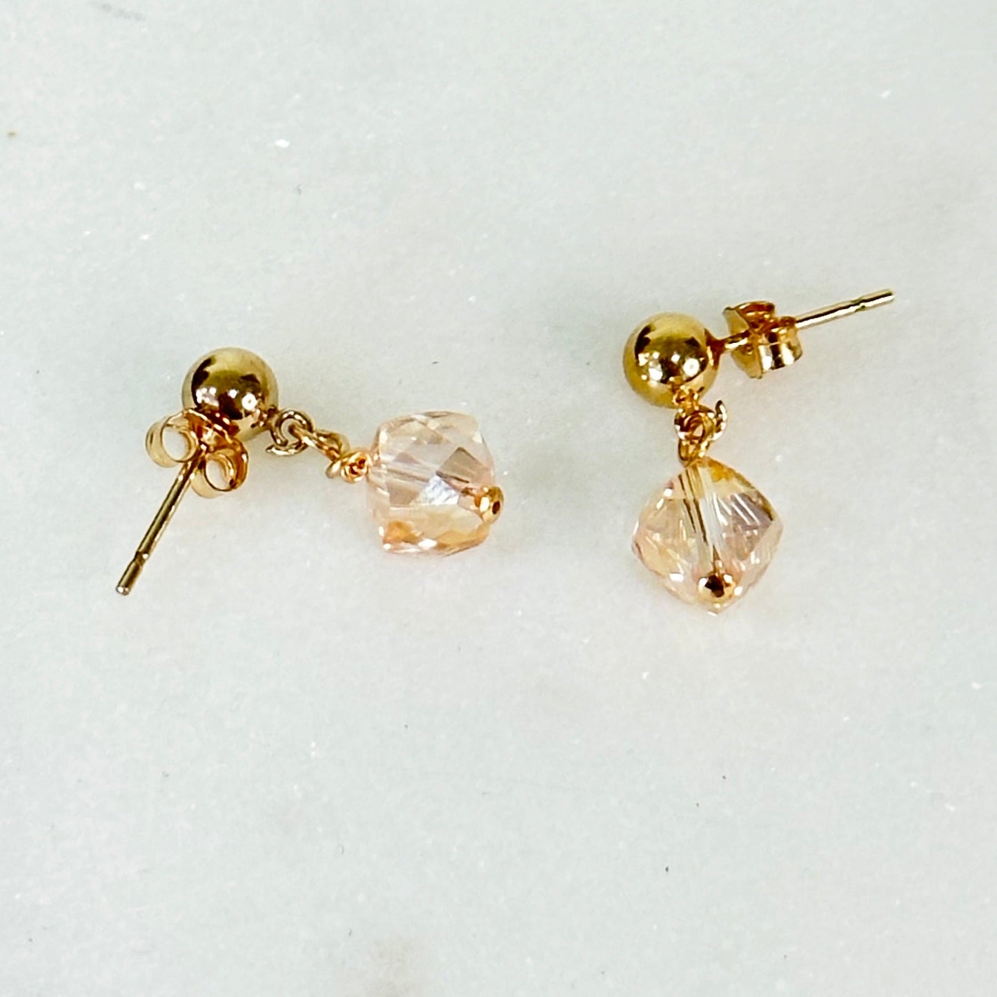 Pendientes elegantes con cristales facetados color champán y diseño de lágrima