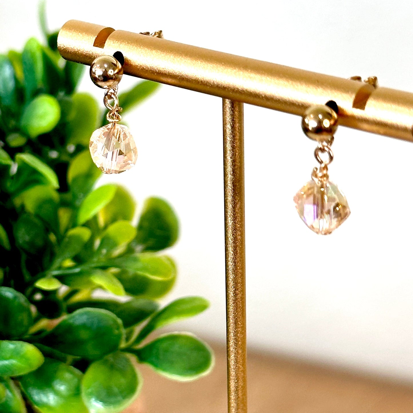 Pendientes elegantes con cristales facetados color champán y diseño de lágrima