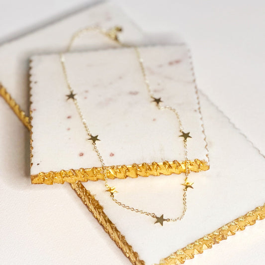 Delicado collar de estrellas con cadena de filigrana para un look celestial